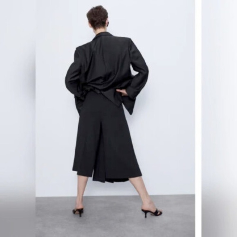 Zara Black culottes / bermudas - Picture 2 of 6